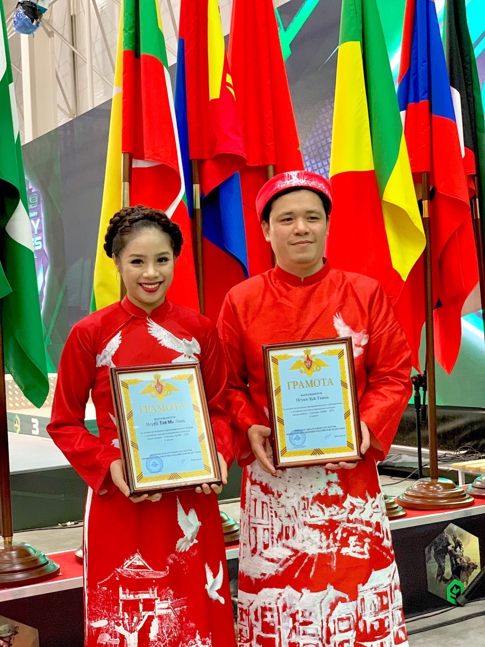 Nghệ sĩ Nguyễn Thị Mỹ Linh giành giải Nhất môn thi biểu diễn nghệ thuật phần múa cho tiết mục “Hoa của đất” và nghệ sĩ Nguyễn Duy Thịnh giành giải Nhất cho phần thi nhạc với tiết mục độc tấu đàn bầu “Cung đàn đất nước”.